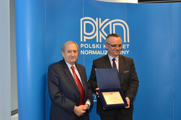 OEIiZK - Prezes wręcza tytuł Promotora Edukacji Normalizacyjnej panu Przemysławowi Wójcikowi