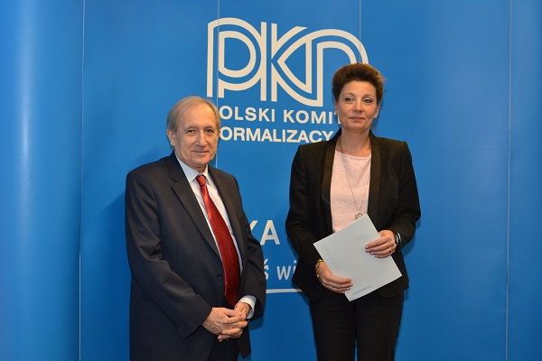 OEIiZK - wspólne zdjęcie laureatki I miejsca w kategorii Scenariusz lekcji p. Magdaleny Ankiewicz-Kopickiej z Prezesem PKN
