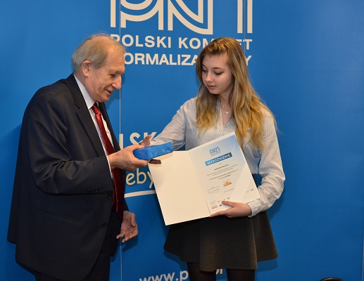 OEIiZK - laureatka wyróżnienia w kategorii komiks, Agnieszka Wojdas odbiera nagrodę od Prezesa PKN