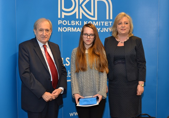 OEIiZK - Prezes wręcza nagrodę Natalii Kubickiej za zajęcie III miejsca. Obok Zastępca Komendanta OHP - p. Renata Wicha