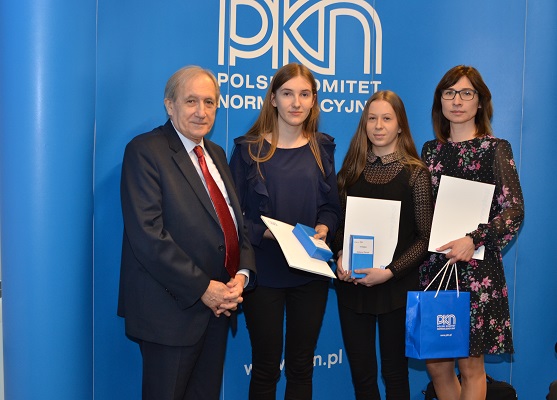 OEIiZK - laureatki II miejsca w kategorii esej: Klaudia Misztal, Justyna Piczak z opiekunką p. Barbarą Ozimek oraz Prezes PKN