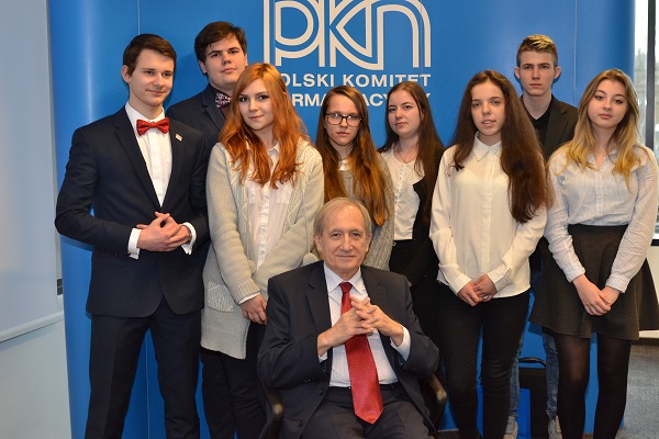 OEIiZK - wspólne zdjęcie Prezesa PKN z uczestnikami Konkursu