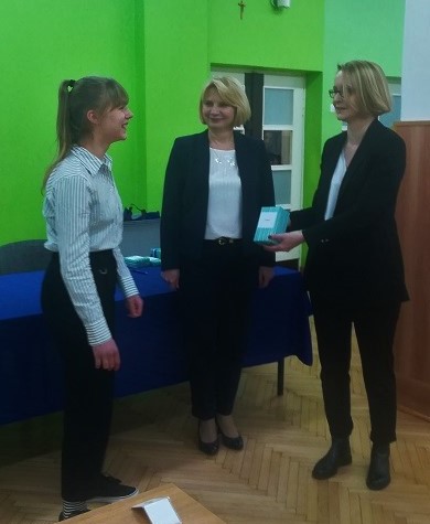 laureatka I nagrody – Róża Jagła odbiera nagrodę z rąk Dyrektor Jolanty Dux i Ewy Zielińskiej, Zastępcy Prezesa PKN