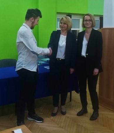 laureat II nagrody – Piotr Gotowicki odbiera nagrodę z rąk Dyrektor Jolanty Dux i Ewy Zielińskiej, Zastępcy Prezesa PKN
