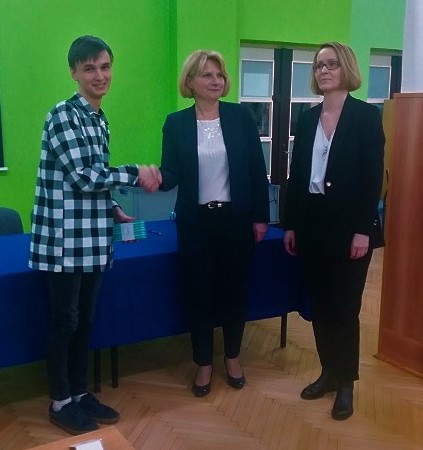 laureat III nagrody – Richard Hodovaniuk odbiera nagrodę z rąk Dyrektor Jolanty Dux i Ewy Zielińskiej, Zastępcy Prezesa PKN