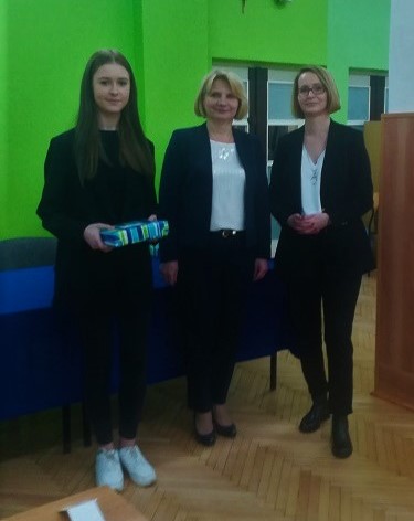 laureatka wyróżnienia – Aneta Jankowska odbiera nagrodę z rąk Dyrektor Jolanty Dux i Ewy Zielińskiej, Zastępcy Prezesa PKN