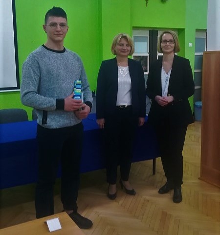 laureat wyróżnienia – Artur Rumianek odbiera nagrodę z rąk Dyrektor Jolanty Dux i Ewy Zielińskiej, Zastępcy Prezesa PKN