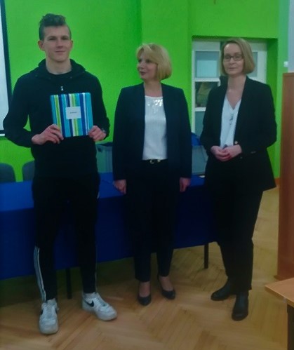 laureat wyróżnienia – Kacper Pechcin odbiera nagrodę z rąk Dyrektor Jolanty Dux i Ewy Zielińskiej, Zastępcy Prezesa PKN