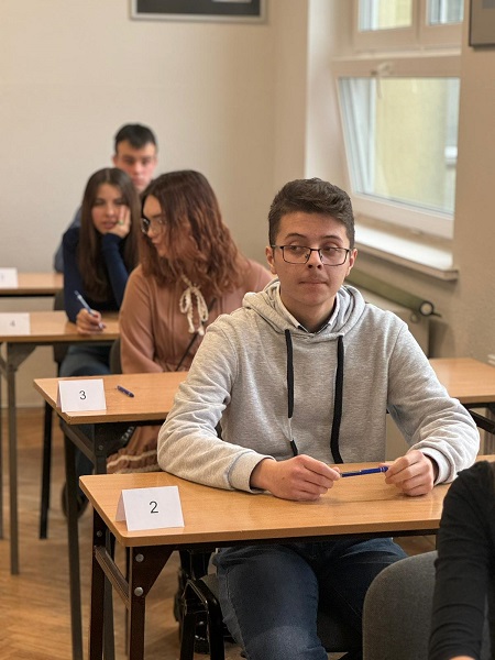 Młodzież oczekuje na rozdanie testu do drugiej dogrywki