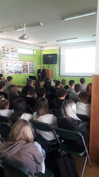 Zygmunt Niechoda prowadzi wykład dla uczniów ZSP nr 2 w Siedlcach