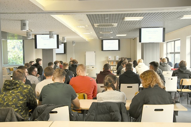 Studenci słuchają wykładu Zygmunta Niechody