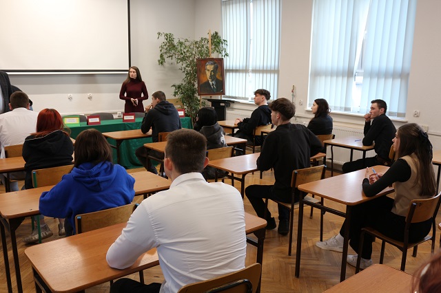 Uczniowie rozwiązują test konkursowy