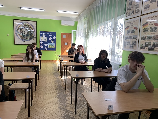 Finaliści rozpoczynają rozwiązywanie testu