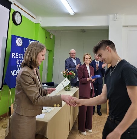 Elżbieta Replińska wręcza dyplom zwycięzcy konkursu – Fabianowi Brewczyńskiemu z ZSE w Mińsku Mazowieckim