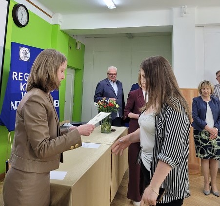 Wręczenie dyplomu Beacie Kupińskiej, laureatce II miejsca