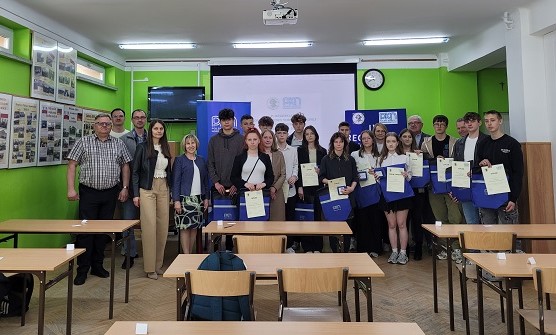 Wspólne zdjęcie finalistów konkursu z opiekunami