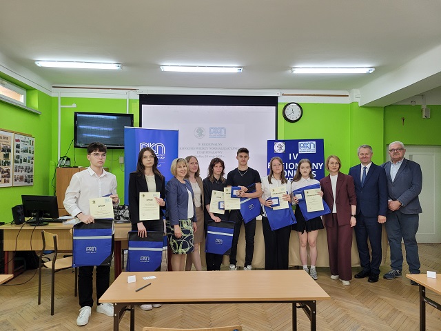 Wspólne zdjęcie finalistów konkursu z opiekunami, dyrekcją szkoły i przedstawicielami PKN