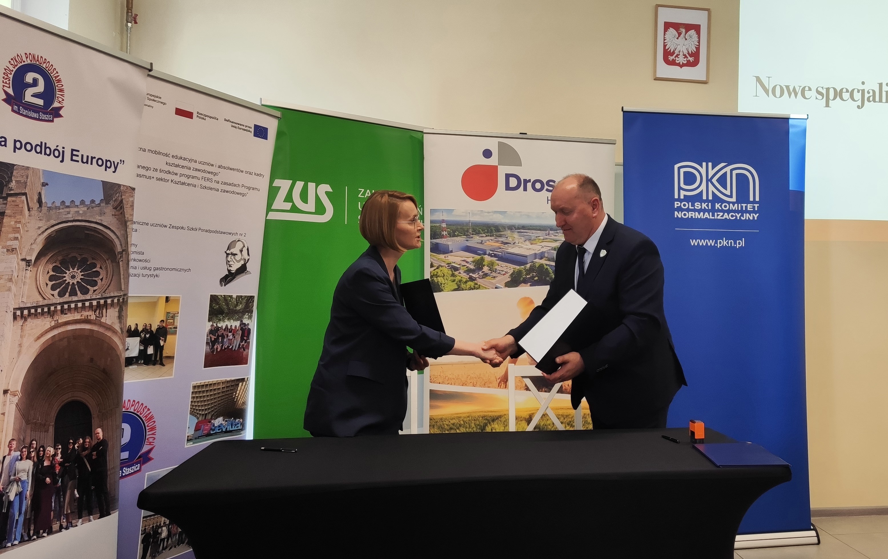 Tradycyjny uścisk dłoni