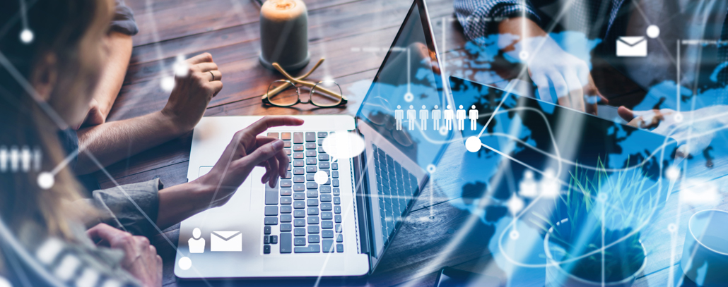 Ludzie przed laptoem Fot. Adobe Stock/ © Rymden