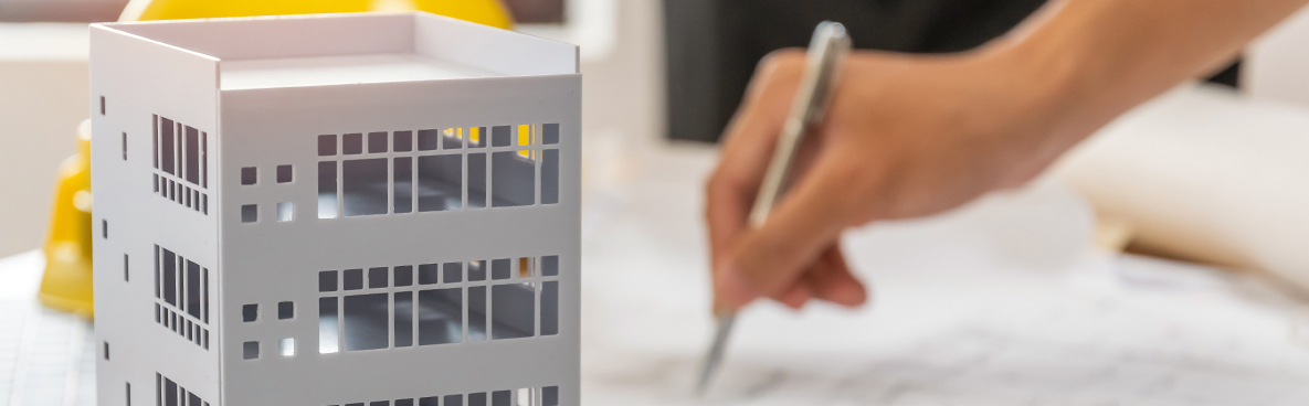 model budynku na biurku w miejscu pracy z architektem 